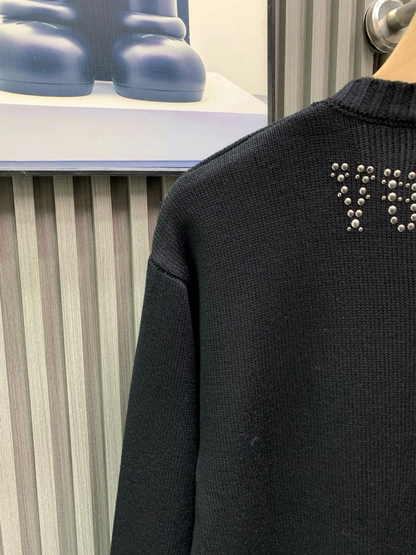 🅿️360 🀄️ Louis Vuitton Louis Vuitton Sun Beaded Woolen Pullover Official website price: 33200￥ (2315T) Purchase the original version for coloring [1:1 coloring and final dyeing] The color similarity is as high as 98%. The wool is woven with customized [70% premium goat hair]. The thermal performance of woolen wool fabric is very good due to the natural warmth of wool fiber. Woolen wool fabrics can keep you warm in the cold winter. In addition, woolen wool fabrics have good breathability and will not feel stuffy even in humid environments. Secondly, woolen wool fabrics are also very soft and comfortable. Due to the natural softness of wool fibers, woolen wool fabrics feel very soft and comfortable to wear. In addition, the texture of woolen wool fabrics is also very soft and will not irritate the skin. This hot drill is extremely heavy-duty. There are [6 sets of cannonballs of different sizes] on it, so it is particularly easy to move, so it can only be placed separately by hand. The beads are individually [manually positioned] from large to small, and finally they are bonded and drilled. The process is extremely complicated and cumbersome. The material used for the beads is very strong and the hard buckles will not fall off. The quality is very high.